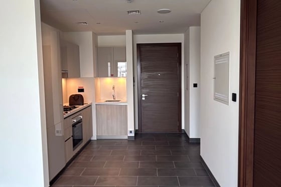 Brand New | Lagoon View | Vacant | Prime Location, picture 6
