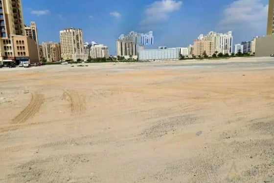 Prime Investment Plot for Sale in Sama Al Jaddaf, picture 2